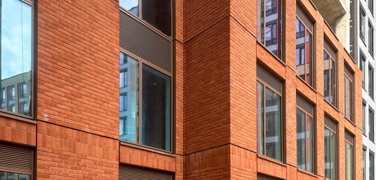 Præfabrikerede facader med uorganiske materialer i den lukkede konstruktion